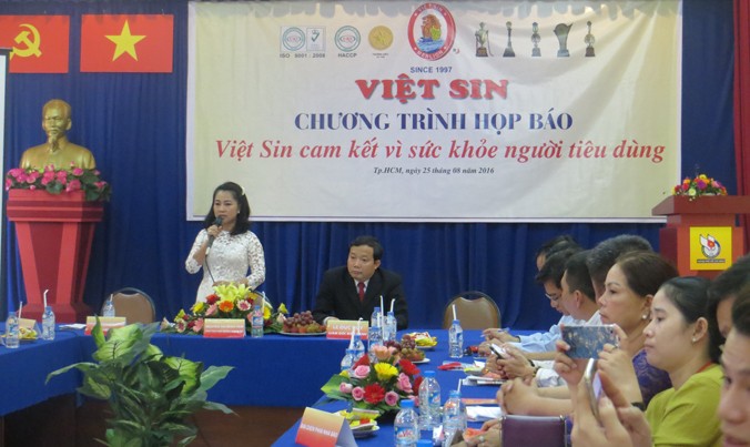 Bà Nguyễn Thị Minh Tâm - Chủ tịch Hội đồng quản trị của Việt Sin phát biểu tại buổi họp báo.