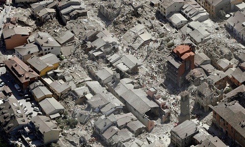 Khung cảnh đổ nát sau trận động đất mạnh 6,2 độ Richter ở Italy. Ảnh: AP.