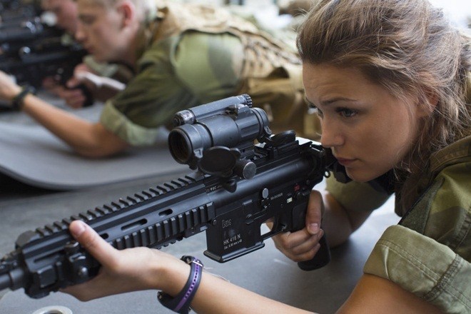 Na Uy là thành viên đầu tiên của NATO yêu cầu phụ nữ tham gia nghĩa vụ quân sự như nam giới. Trong ảnh là nữ binh sĩ thuộc lữ đoàn thiết giáp tại Setermoen, miền bắc Na Uy. 