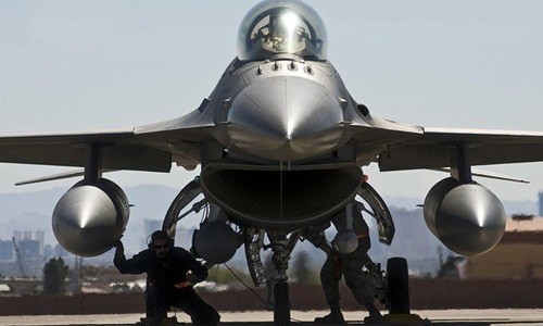 Các phi công đang bảo dưỡng một chiếc F-16. Ảnh: US Airforce.