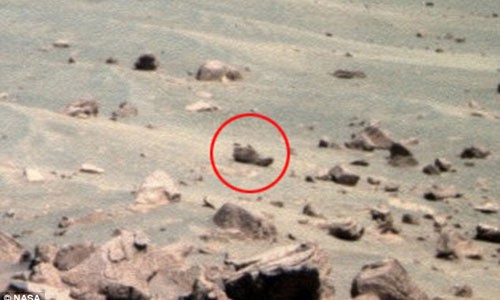 Vật thể lạ có hình giống chiếc giày trên bề mặt sao Hỏa. 