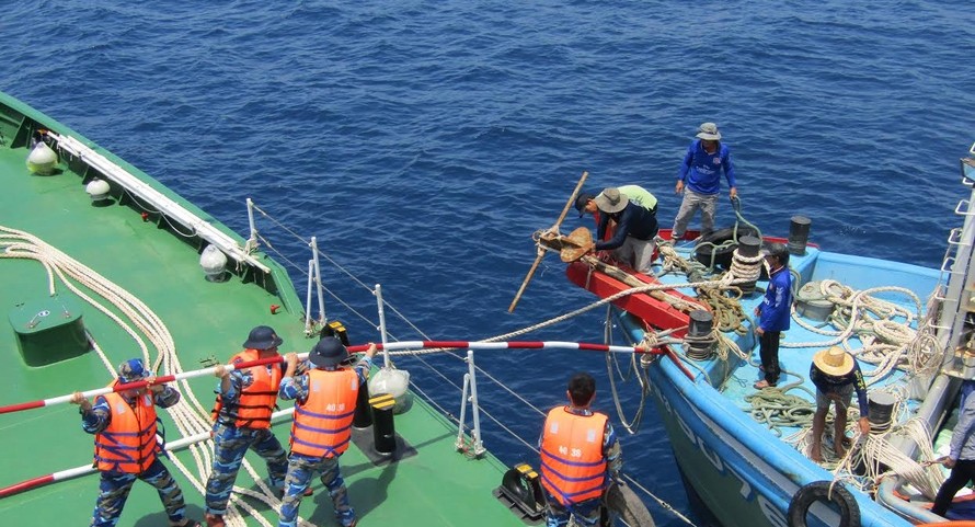 Cứu thành công tàu cá cùng 10 ngư dân gặp nạn trên biển