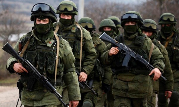 Binh lính Nga tuần tra bên ngoài căn cứ quân sự của Ukraine tại Crimea. Nguồn: Reuters.