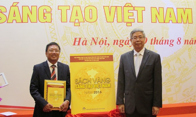 Anh hùng Hoàng Đức Thảo (trái) cùng GS TS Đặng Vũ Minh, Chủ tịch Liên hiệp các Hội khoa Kỹ thuật Việt Nam tại Lễ công bố Sách vàng sáng tạo Việt Nam 2016 sáng 29/8.