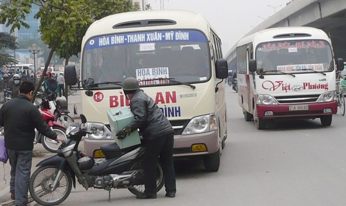 Theo quy hoạch, xe khách chạy tuyến Hòa Bình phải về bến Yên Nghĩa, nhưng hiện vẫn có cả chục “nốt” xe này hoạt động ở bến Mỹ Đình.