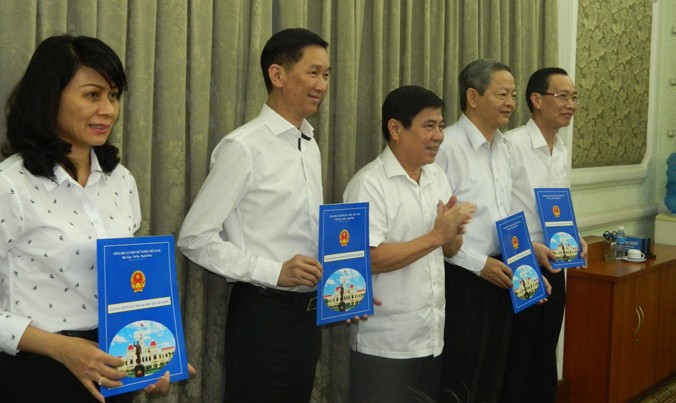 Chủ tịch UBND TPHCM Nguyễn Thành Phong trao quyết định của Thủ tướng Chính phủ cho các phó Chủ tịch UBND TPHCM.