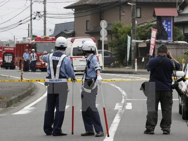 Cảnh sát Nhật Bản điều tra tại hiện trường một vụ tấn công. Ảnh: EPA/TTXVN.