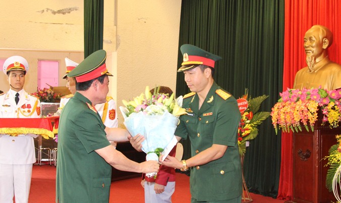 Trung tướng Trần Đơn, Thứ trưởng Bộ Quốc phòng trao tiền thưởng của Bộ Quốc phòng cho xạ thủ Hoàng Xuân Vinh, sáng 30/8. Ảnh: Nguyễn Minh.