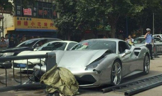 Vụ tai nạn siêu xe hy hữu giữa bộ đôi siêu xe Ferrari 488 GTB này đã xảy ra vào cuối tuần qua tại thành phố Lệ Giang, Vân Nam, Trung Quốc. Theo giới truyền thông, vụ tai nạn này xảy ra chỉ vì một... chú chó băng qua đường.