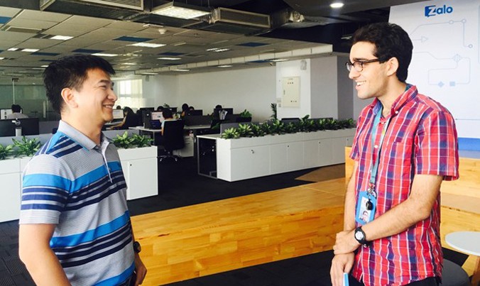 Arash trò chuyện cùng anh Phạm Kim Long, tác giả Unikey và nhóm sản phẩm Laban tại văn phòng Zalo group.