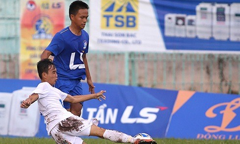 Cầu thủ U15 An Giang đánh đối thủ sau khi thua trận