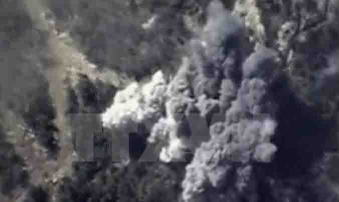 Khói bốc lên từ một vụ không kích của Nga nhằm vào mục tiêu IS tại Syria. Ảnh: Reuters/TTXVN.