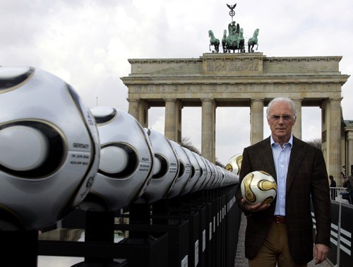 Beckenbauer trong một sự kiện quảng bá cho World Cup 2006 bên ngoài cổng Brandenburg, Berlin.