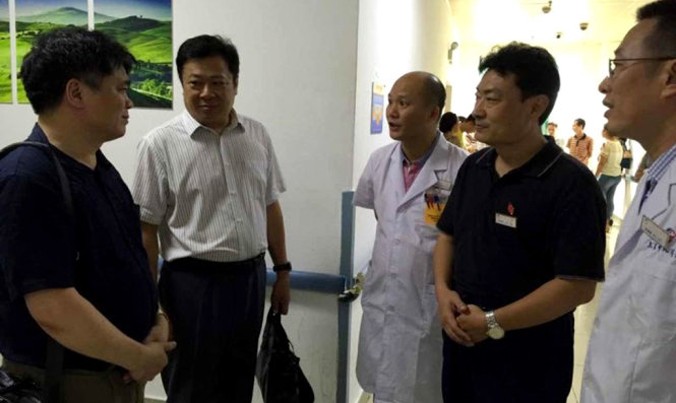 Cán bộ Lãnh sự quán trao đổi cùng bác sĩ bệnh viện - Ảnh: Đại sứ quán Việt Nam tại Bắc Kinh cung cấp.