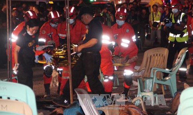 Lực lượng cứu hộ Philippines tại hiện trường vụ nổ ở thành phố Davao ngày 3/9. Ảnh: EPA/TTXVN.