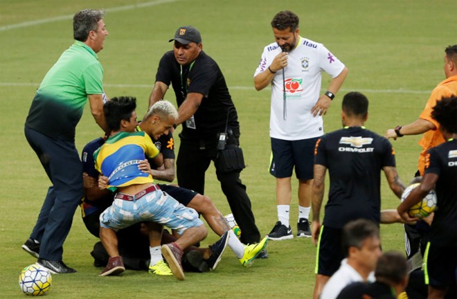 Sự cố diễn ra trên sân tập của tuyển Brazil, hôm 4/9. Lợi dụng an ninh lỏng lẻo, một CĐV quá khích chạy vào sân để tiếp cận Neymar.