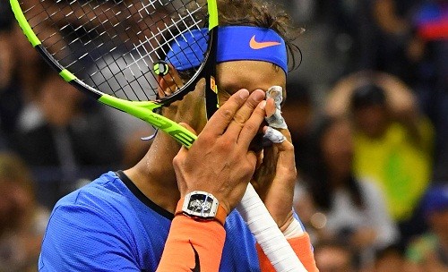 Nadal ôm mặt sau một pha đánh hỏng. Ảnh: Reuters.
