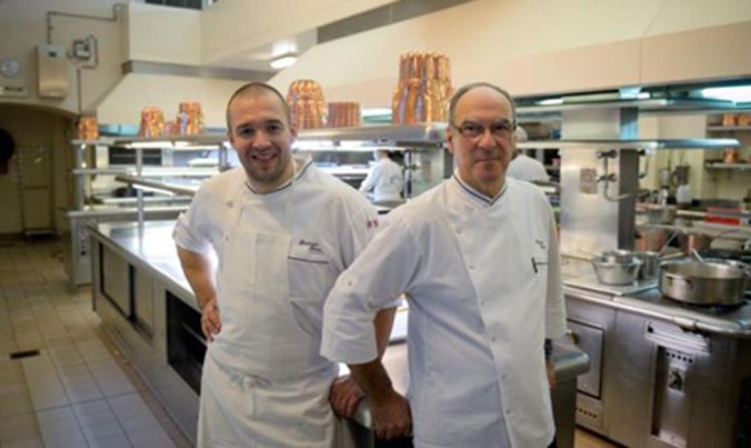 Bernard Vaussion (phải) chụp ảnh cùng người kế nhiệm của mình, Guillaume Gomez trong căn bếp ở điện Élysée. Ảnh: Irishtimes.