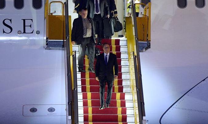 Chuyên cơ chở Tổng thống Pháp Hollande hạ cánh xuống sân bay Nội Bài vào rạng sáng ngày 6/9.