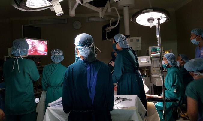 Hình ảnh ca phẫu thuật lấy thai nằm ngoài tử cung gần xương chậu của nữ bệnh nhân 23 tuổi. Ảnh do bệnh viện cung cấp.