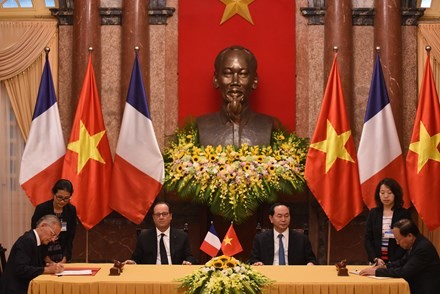Chủ tịch nước Trần Đại Quang và Tổng thống Pháp Francois Hollande gặp gỡ báo chí. Ảnh: Như Ý.