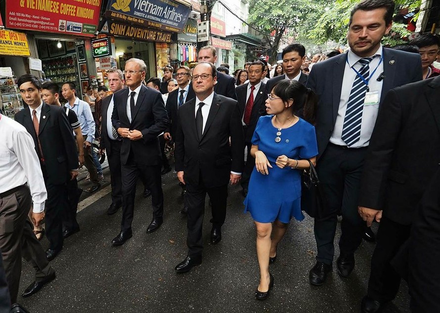 Tổng thống Pháp dạo phố cổ Hà Nội.