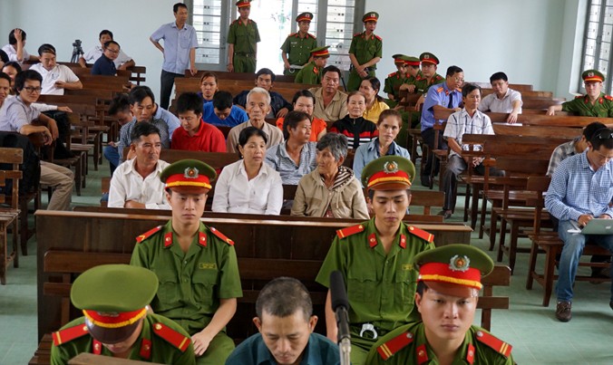Bị cáo Nguyễn Thọ, người thân của người bị hại và người thân của ông Huỳnh Văn Nén tại phiên tòa sơ thẩm.
