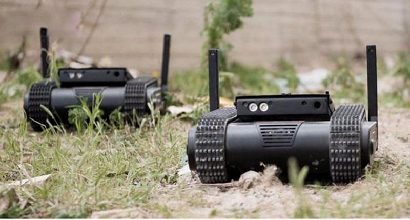 Đây là mẫu rô bốt chiến đấu cỡ nhỏ đầu tiên trên thế giới có tên là Dogo được trang bị súng ngắn do Israel sản xuất. Dogo là rô bốt chiến đấu cỡ nhỏ có thể thực hiện nhiệm vụ chống khủng bố cũng như trinh sát các khu vực khó tiếp cận.