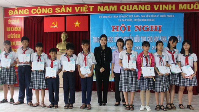 Học sinh 2 xã Đa Phước và Quy Đức nhận học Học bổng Nguyễn Hữu Thọ ngày 8/9.