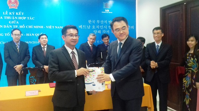 VKSND TPHCM ký kết với Viện công tố Busan (Hàn Quốc). Ảnh: Việt Văn.