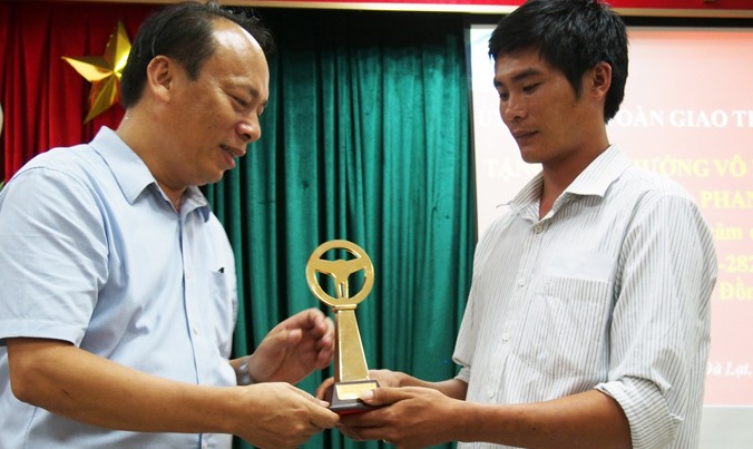 Ông Nguyễn Trọng Thái trao cúp Vô lăng vàng cho anh Bắc.