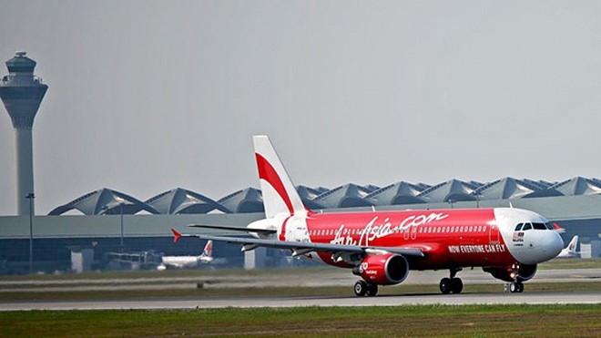 Một máy bay của AirAsia chuẩn bị cất cánh tại sân bay quốc tế Kuala Lumpur, Malaysia. Ảnh: Wikimedia Commons/Jyi1693.