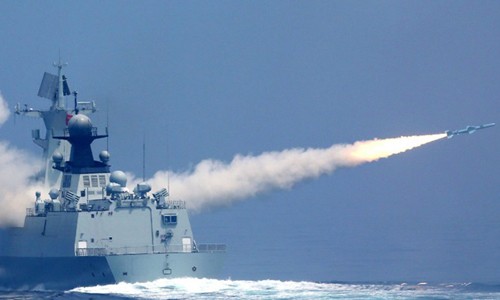 Tàu chiến Trung Quốc khai hỏa một loại tên lửa diệt hạm trên biển. Ảnh: Chinanews.