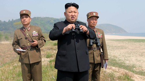 Nhà lãnh đạo Triều Tiên Kim Jong-un và hai quan chức quân đội. Ảnh: KCNA.