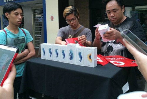 Cảnh thu gom iPhone 6s rồi bán lại ngay trước các cửa hàng Apple ở Singapore năm ngoái. Ảnh: Đình Nam.