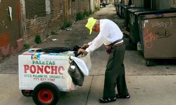 Bức ảnh ông Fidencio Sanchez còng lưng đẩy xe kem khiến người Mỹ xúc động. Ảnh : GoFundMe.