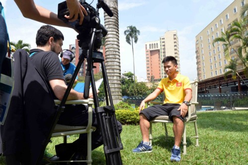 FIFA TV phỏng vấn tuyển thủ Văn Vũ. Ảnh: Quang Thắng.