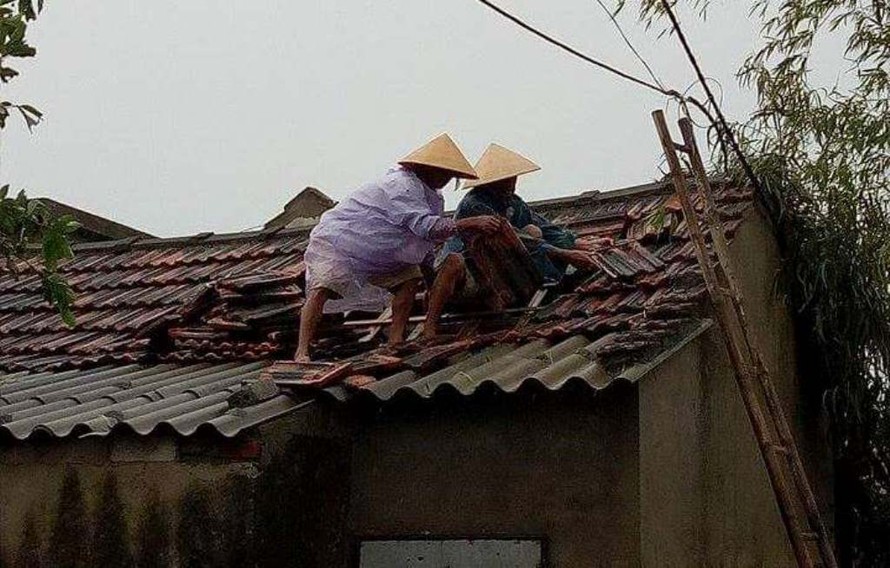 Nghệ An: Dông lốc làm hàng chục ngôi nhà bị tốc mái
