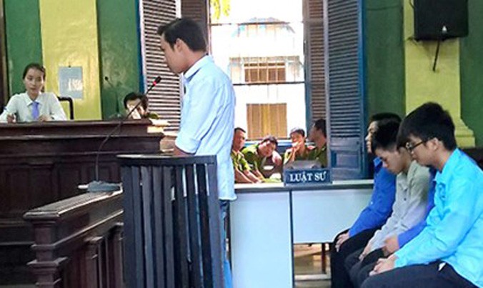 Phạm Sỹ Hoài Như cùng các bị cáo tại một phiên tòa.