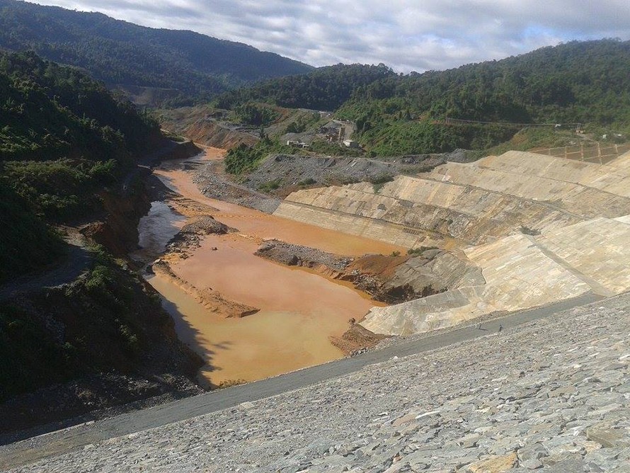 Khoảng 17h ngày 13/9, đường ống dẫn dòng của nhà máy thủy điện sông Bung 2 tại xã Zuôih, huyện Nam Giang (Quảng Nam) bị vỡ.