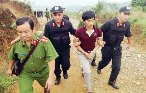 Các chiến sĩ cảnh sát áp giải Tẩn Láo Lở đến nơi gã từng lẩn trốn.