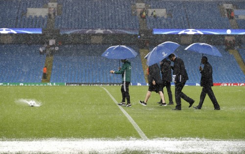 Sân Etihad ngập nước,không thểv thi đấu. Ảnh: Reuters.