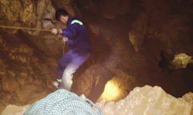 Lực lượng chức năng đang nỗ lực tìm kiếm người bị rơi xuống hang đá tự nhiên.