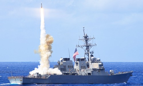 Tàu chiến Mỹ phóng tên lửa SM-6 diệt tên lửa địch. Ảnh: US Navy.