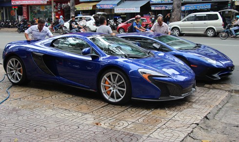Theo giới thạo tin, cả hai siêu xe màu xanh dương đều thuộc sở hữu của một đại gia chơi xe có tiếng tại Sài Gòn.