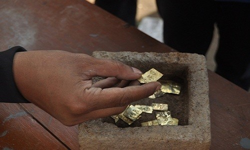 Những miếng vàng nằm trong chiếc hộp đá trên đảo Java, Indonesia. Ảnh: Ganug Nugroho Adi.