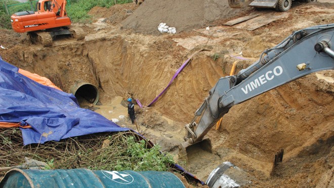 Đường ống dẫn nước sạch sông Đà về Hà Nội liên tục xảy ra sự cố làm ảnh hưởng đến cuộc sống người dân Thủ đô.