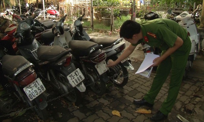 Hàng chục xe gắn máy cầm cố không đúng quy định hiện bị Công an thành phố Huế tạm giữ để xử lý theo pháp luật. 