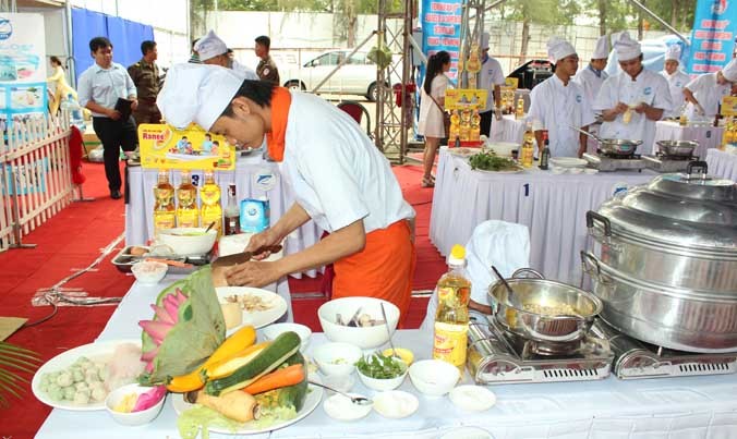Các đội dự thi chế biến các món ăn từ nguồn nguyên liệu cá tra trong khuôn khổ cuộc thi Mekong Chef 2016 tại Cần Thơ.