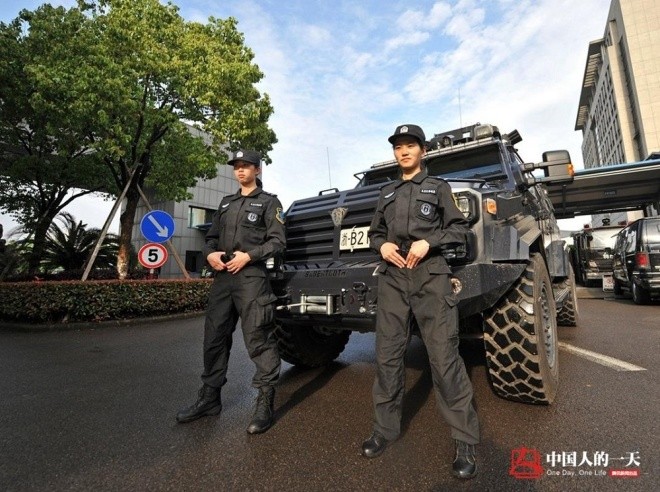 Theo QQ, Trương Thần và Chu Đan Ni là hai nữ cảnh sát đặc nhiệm duy nhất của đội đặc cảnh tuần tra thành phố Ninh Ba, tỉnh Chiết Giang, Trung Quốc. 